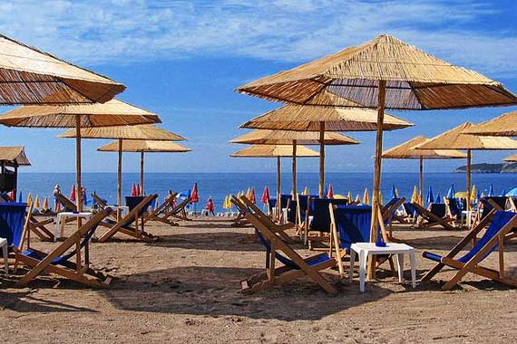 Plaža sa suncobranima
